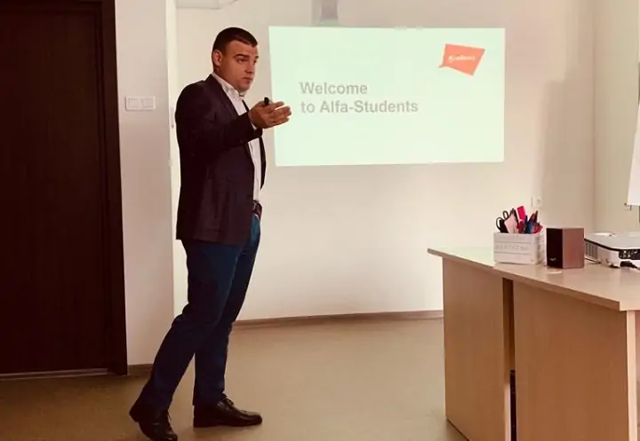 Антон Бутенко выступает перед участниками образовательного проекта Alfa Students. Фото с сайта expertsouth.ru