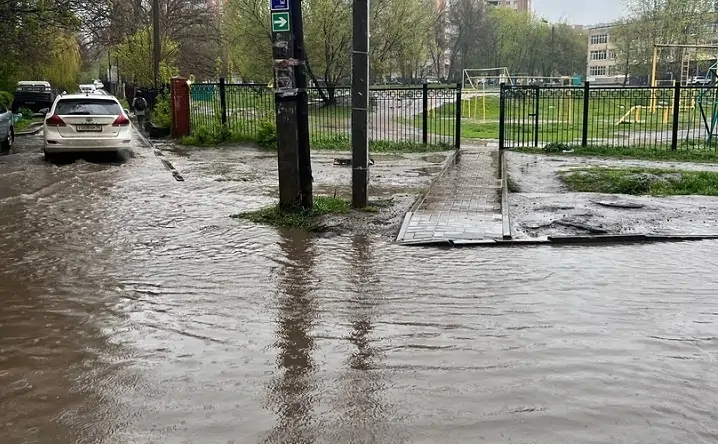 Возле школы № 112. Фото из соцсети «ВКонтакте» «Ростов Главный»