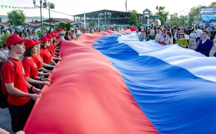 В Левобережном парке развернули огромный флаг России