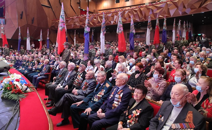 Ветераны на торжественном собрании. Фото donland.ru