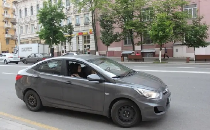 Виктория Володина в компании с подругой решила попытать счастья на автомобиле. Фото donnews.ru