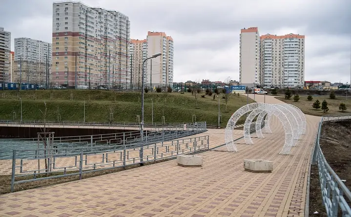 Широкие аллеи в Суворовском для прогулок. Фото donnews.ru