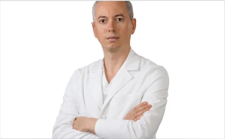 Заведующий рефракционным отделением, врач-офтальмолог высшей категории, ведущий офтальмохирург клиники «Ирис» Роман Данильченко. Фото: клиника «Ирис»