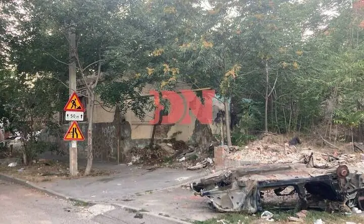 Cгоревшие постройки, перевёрнутый корпус автомобиля и фрагменты кладки. Фото: donnews.ru