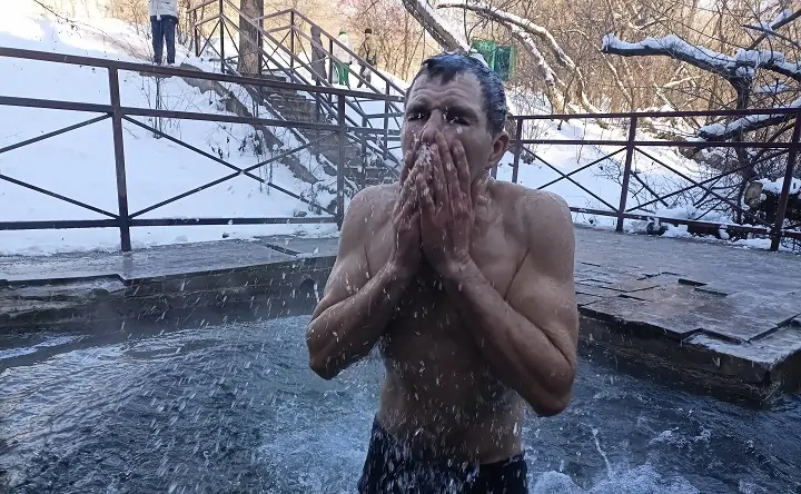 Андрей окунается на Крещение уже девять лет. Фото donnews.ru