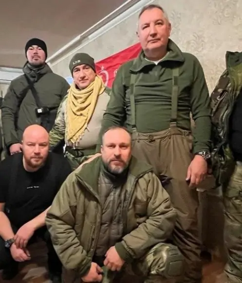 Дмитрий Рогозин (справа) и Александр Шемякин (сидит в центре).  Фото: Телеграм-канал Дмитрия Рогозина