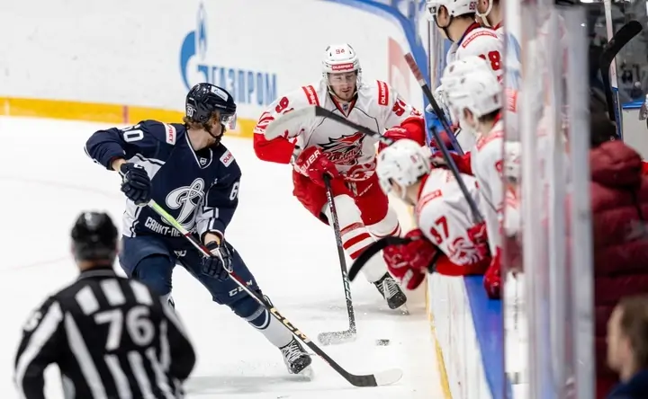 Хоккеисты на льду. Фото хоккейного клуба «Ростов»