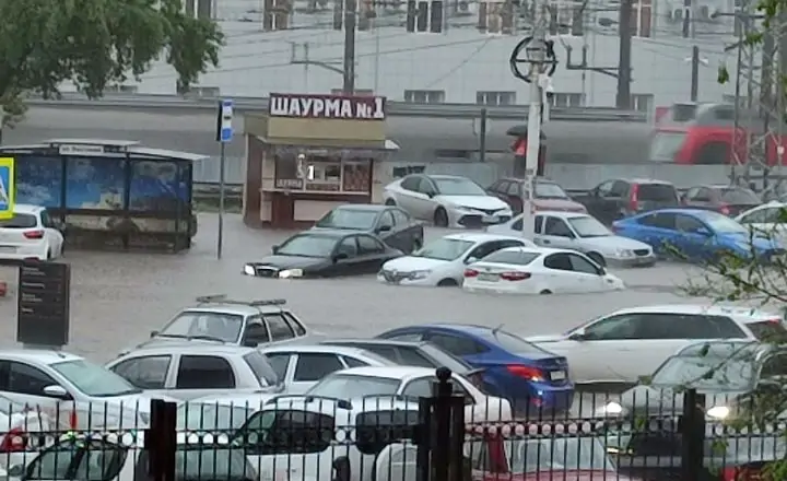 Машины затопило в районе Лендворца. Фото Сергея Андонова