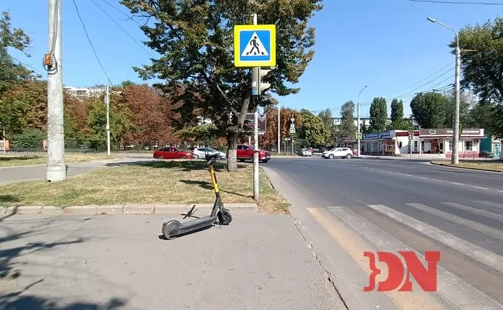 Электросамокат, припаркованный у пешеходного перехода. Фото donnews.ru