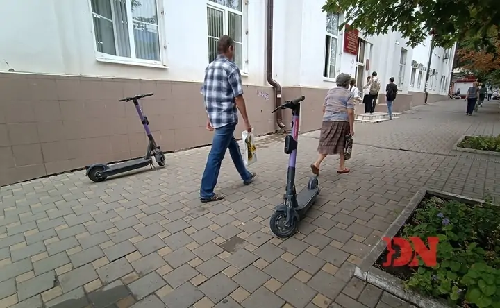 Два электросамоката на тротуаре. Фото donnews.ru