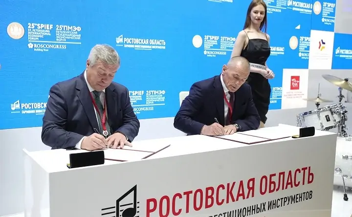 Василий Голубев и Юрий Иванов подписывают соглашение. Фото пресс-службы ГК «ЮгСтройИнвест»