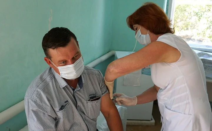Ростовчанин проходит вакцинацию. Фото donland.ru