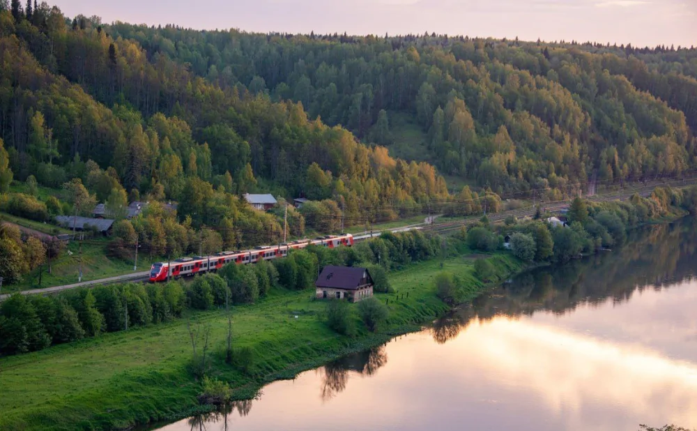 Электропоезд. Фото пресс-служба ОАО «РЖД»