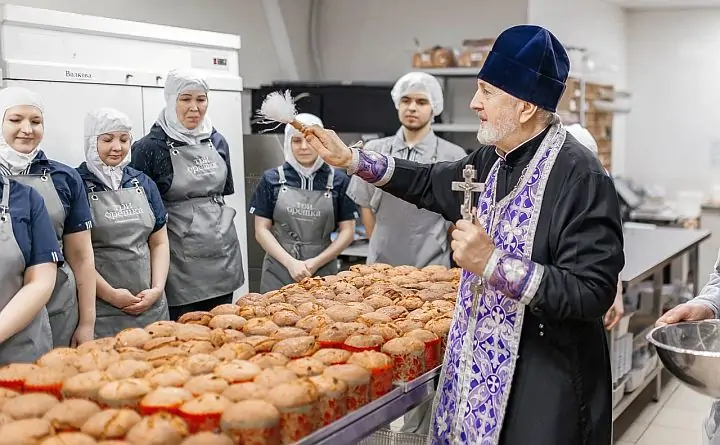 Процесс освящения куличей. Фото из ТГ-канала «Три орешка»