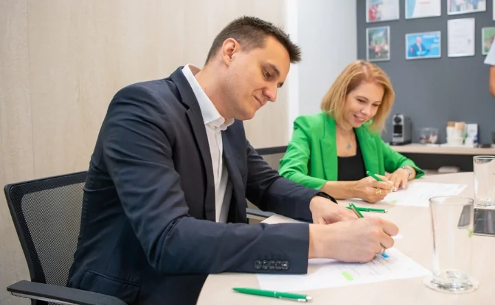 Банк «Центр-инвест» и ФК «Чайка» подписали соглашение о продлении и расширении сотрудничества. Фото ФК «Чайка» из социальной сети «ВКонтакте»