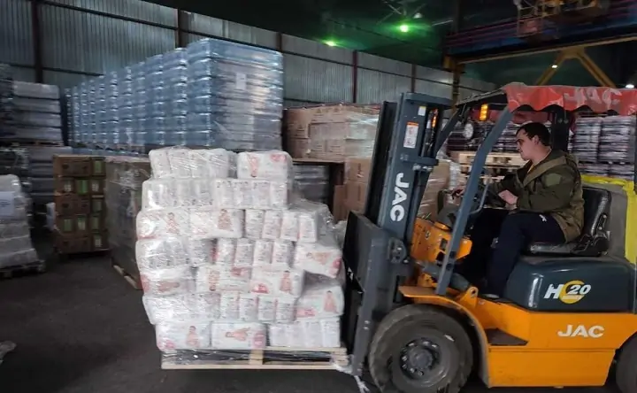 Волонтёр на погрузчике. Фото пресс-службы компании X5 Group