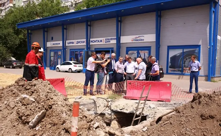 Работы по ремонту труб на Малиновского, 42. Фото пресс-службы администрации Ростова.