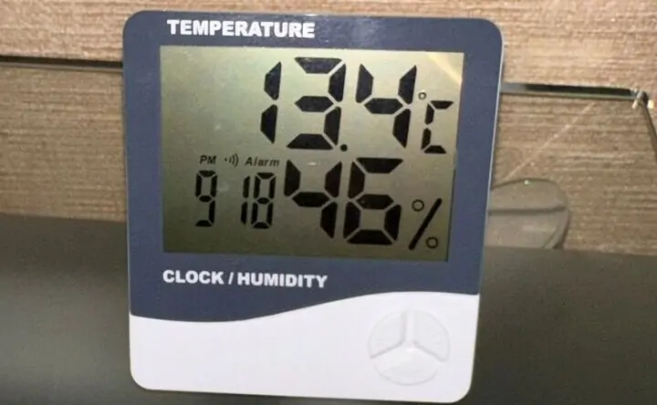 Фото термометра в квартире дома на улице Алмазная. Фото Татьяны Ивановой