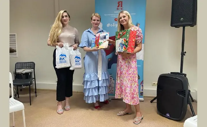 Член политического совета Марина Абрамянц, сторонник Татьяна Левченко, руководитель фонда Татьяна Степанова. Фото предоставлено пресс-службой партии «Единая Россия»