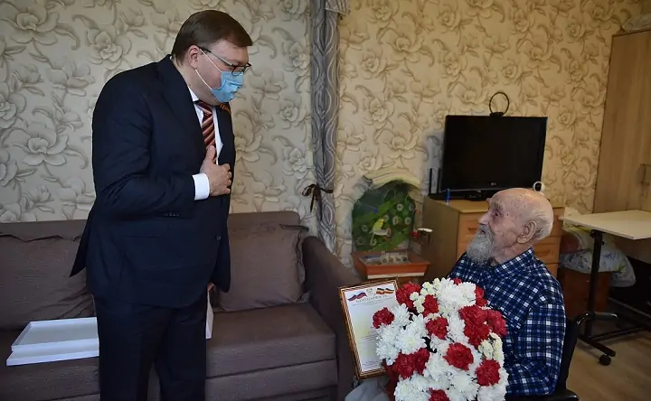 Александр Ищенко поздравляет ветерана. Фото zsro.ru