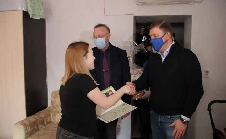 Турчак вручает отдельный подарок молодой матери из Донецка. Фото предоставлено пресс-службой 