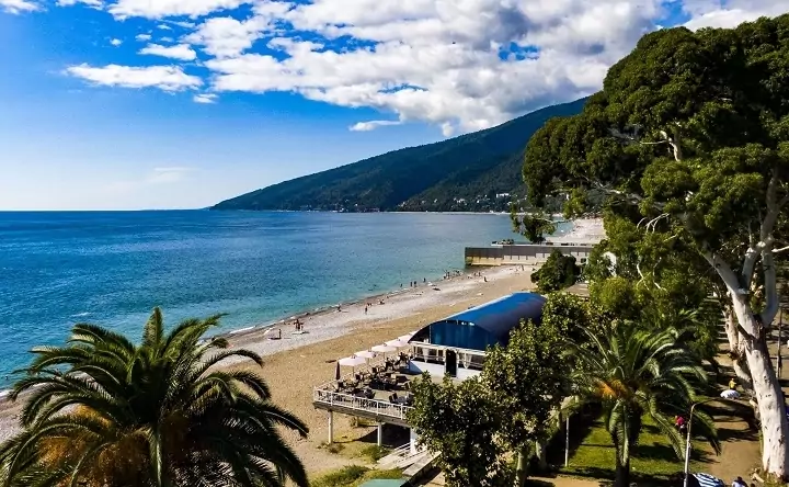 Морское побережье в Абхазии. Фото turisme.ru