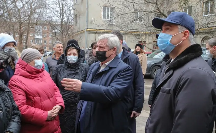 Встреча Василия Голубева и Алексея Логвиненко с жителями дома Соколова, 6. Фото donland.ru