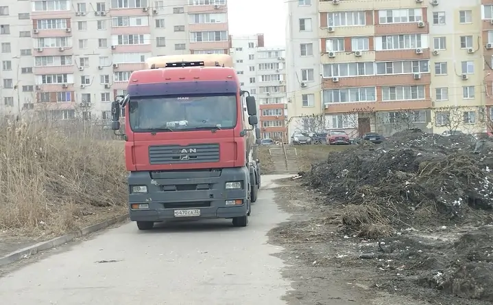 Проход к домам заставлен грузовиками.  Фото donnews.ru