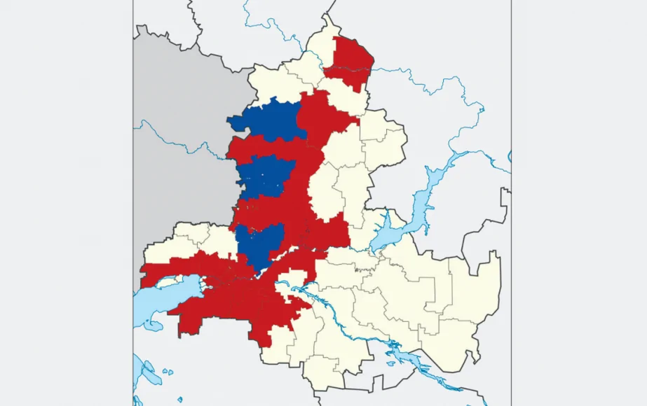 Закрашены красным — районы обнаружения златки или личинок; синим – районы визуальной документации повреждения ясеней (без находок самого насекомого). Карта из исследования.