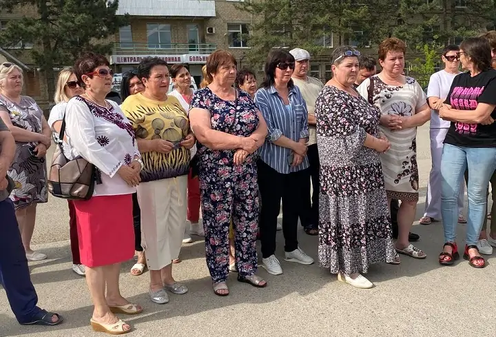 Сбор жителей Пролетарска перед зданием местной больницы. Фото «Наша неделя. Пролетарск».