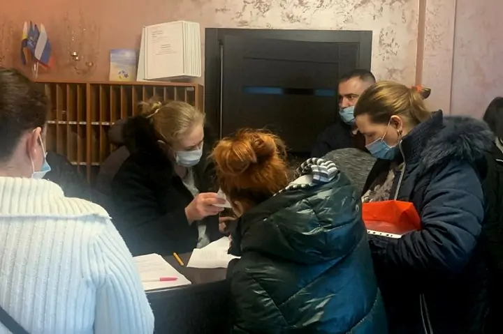 Беженцы оформляют выплаты. Фото donland.ru.