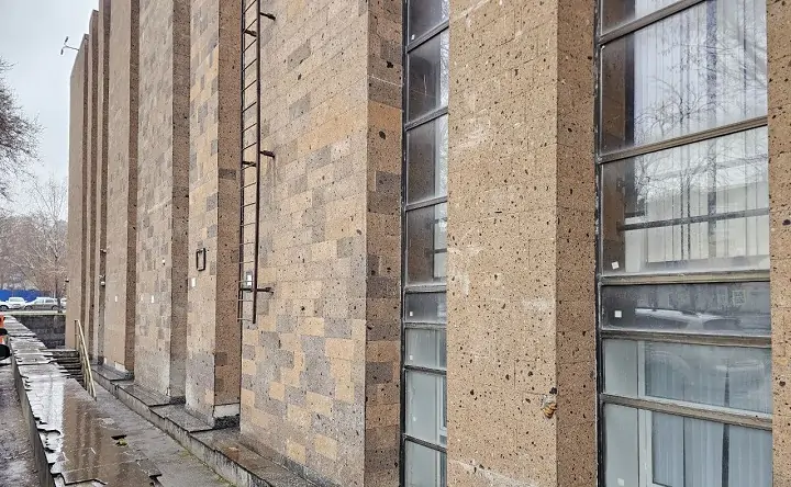 Состояние фасада библиотеки. Фото Геннадия Крольмана