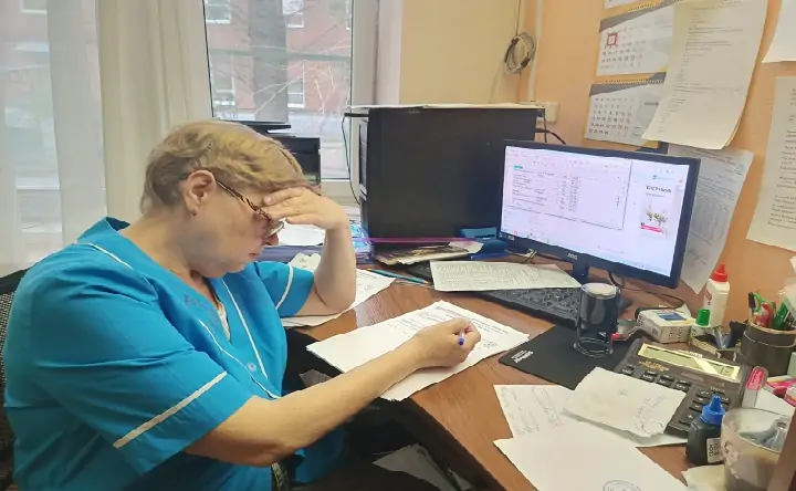 Сотрудник детского сада №117 пишет отчёт. Фото donnews.ru