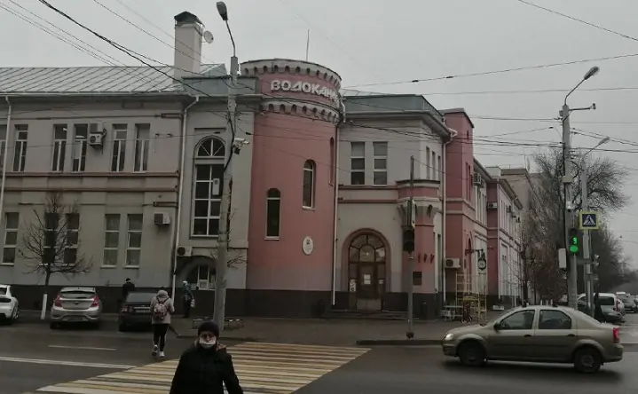 Вот так выглядит здание «Водоканала» 6 декабря. Фото donnews.ru