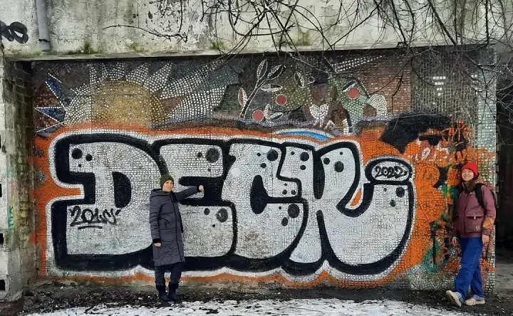 Сейчас мозаичное панно закрашено граффити и находится в удручающем состоянии. Фото vk.com/tsfrostov