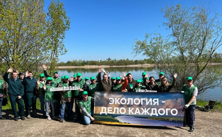 Участники экологической акции на берегу Дона.  Фото пресс-службы Россельхозбанка