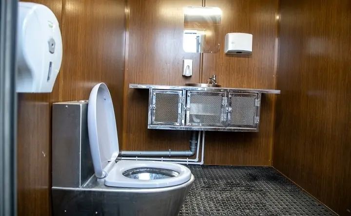 Внутри кабинки модульного туалета. Фото rostov-gorod.ru