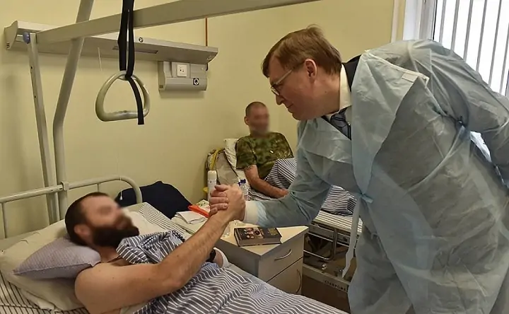Александр Ищенко навещает раненого бойца. Фото пресс-службы 