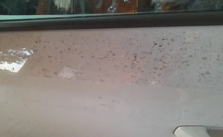 Покрытая чёрной пылью дверца автомобиля. Фото Татьяны Шевцовой