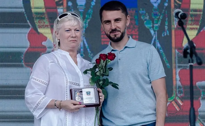 Артём Хохлов вручает награду. Фото donland.ru