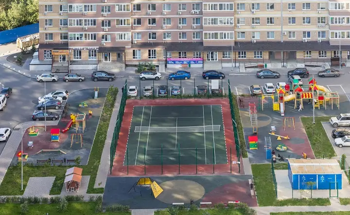 Спортивная площадка в жилом комплексе. Фото пресс-службы СК «Комстрой»