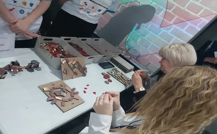 Каждый желающий смог собрать мозаику. Фото donnews.ru