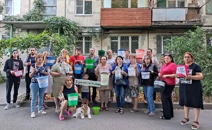 Флешмоб жильцов дома в Кривошлыковском. Фото взято из Telegram-канала 