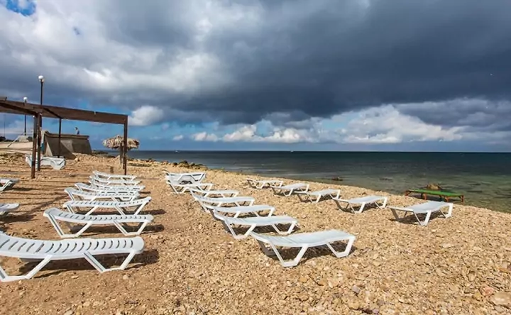 Пустой пляж в Крыму. Фото vsegda-pomnim.com