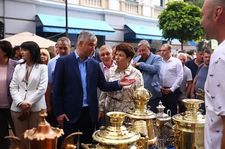 Алексей Логвиненко у выставки самоваров. Фото rostov-gorod.ru