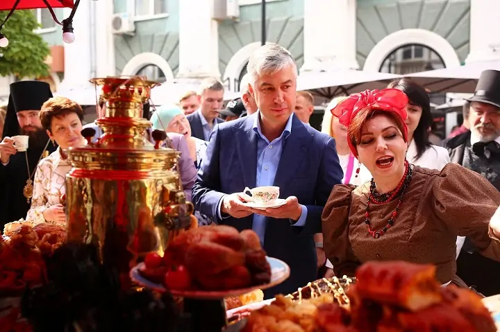 Глава администрации Ростова Алексей Логвиненко с чашкой чая. Фото rostov-gorod.ru