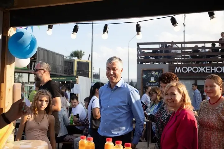 Алексей Логвиненко у одной из лавок. Фото rostov-gorod.ru