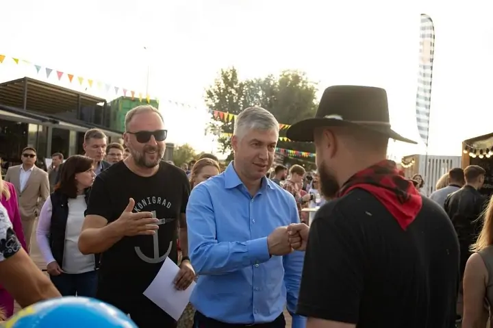 Алексей Логвиненко приветствует одного из участников фестиваля. Фото rostov-gorod.ru