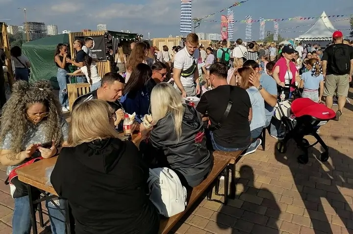 Гости фестиваля едят купленные деликатесы. Фото donnews.ru