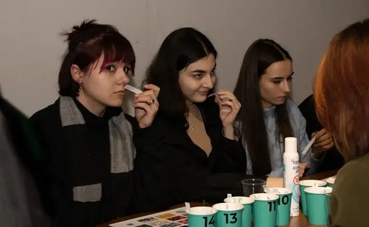 Участники арома мастер-класса. Фото museuminsilence.ru